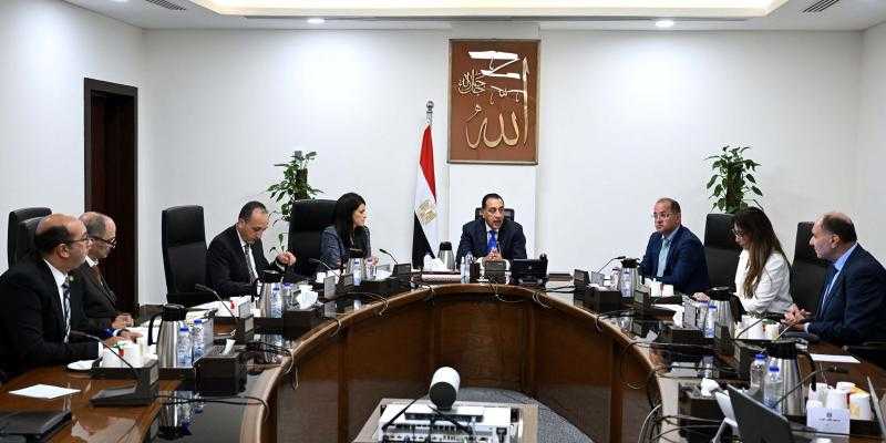 رئيس الوزراء يُناقش زيادة الاعتمادات المالية المخصصة لصيانة المنشآت الحكومية والمرافق الأساسية