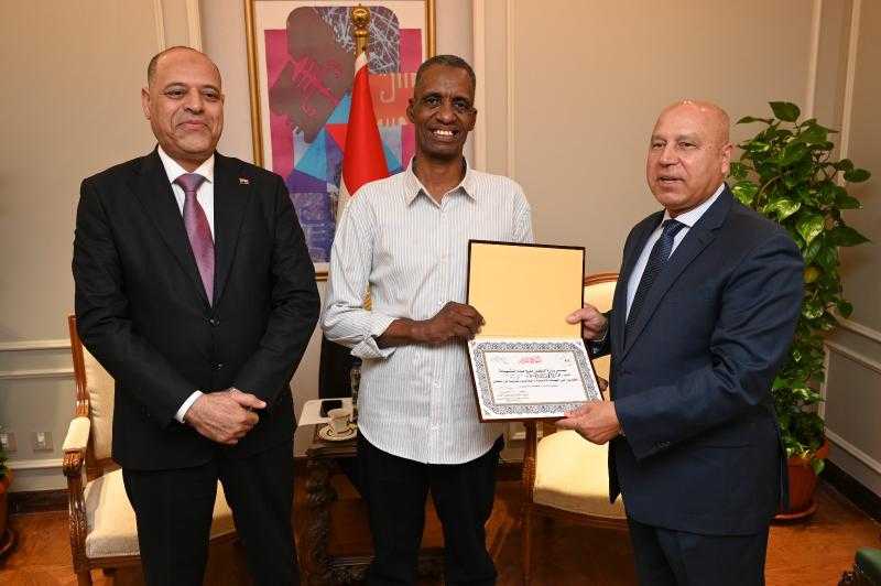 وزيرا النقل والعمل يكرمان عامل مزلقان ببني سويف بعد إنقاذه حياة شاب