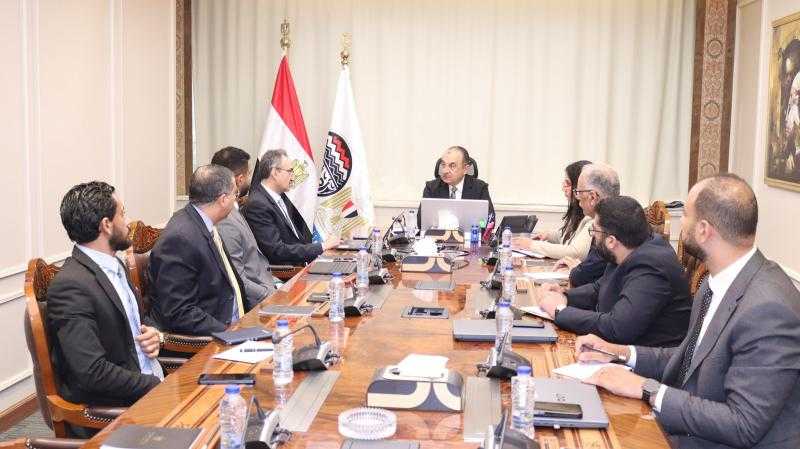”شيمي” يبحث توظيف تقنيات الذكاء الاصطناعي لمتابعة آليات التشغيل بشركات قطاع الأعمال العام