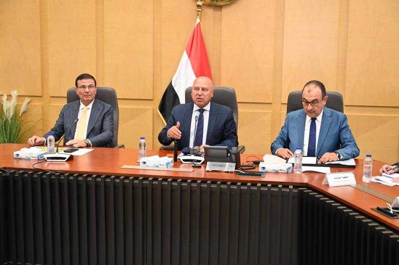 اجتماع موسع لبحث سبل تطوير سلاسل القيمة الزراعية والصناعية للكتان