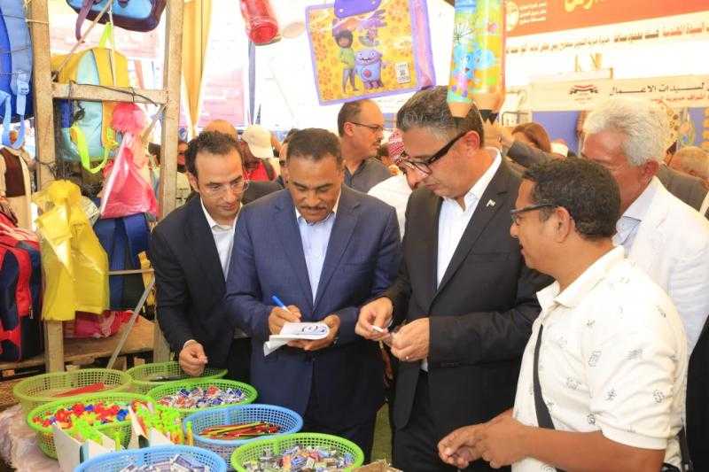 وزير التموين ومحافظ مطروح يفتتحان سوق اليوم الواحد و”أهلًا مدارس” ومكتب السجل التجاري المميز