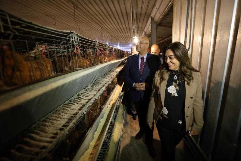 وزيرة التنمية المحلية تضع حجر الأساس لتوسعة مشروع إنتاج بيض المائدة بـ”الخانكة”