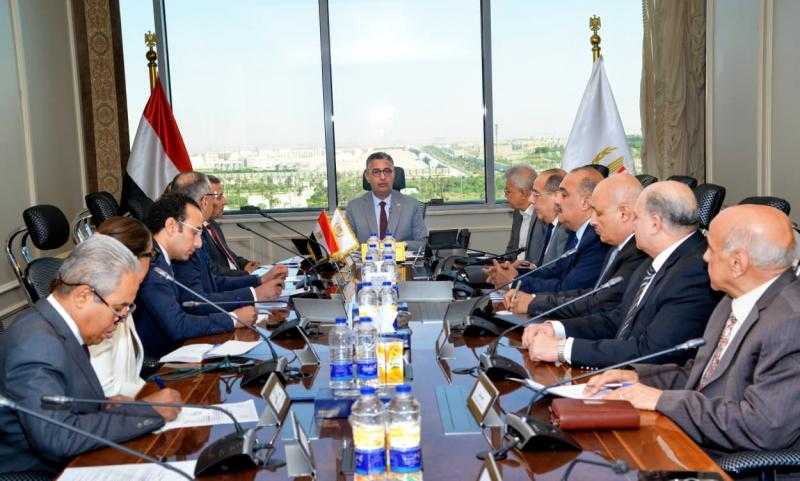 وزير التموين يتابع مع قيادات ”القابضة للصناعات الغذائية” توافر السلع وضبط الأسواق