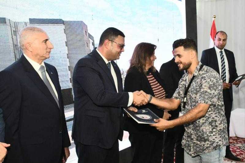 وزير الإسكان يسلم عددًا من الوحدات السكنية بالعبور الجديدة| صور