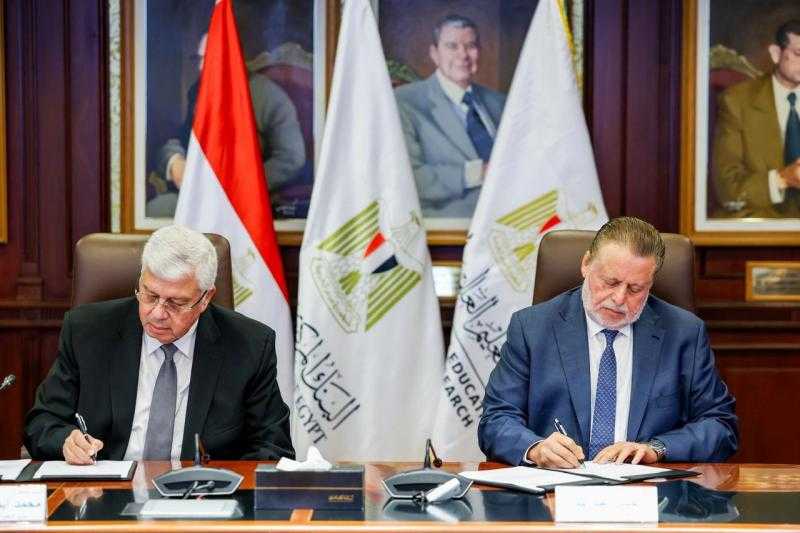 محافظ البنك المركزي ووزير التعليم العالي يوقعان بروتوكولي تعاون لتوفير منح جامعية للطلاب المتوفقين