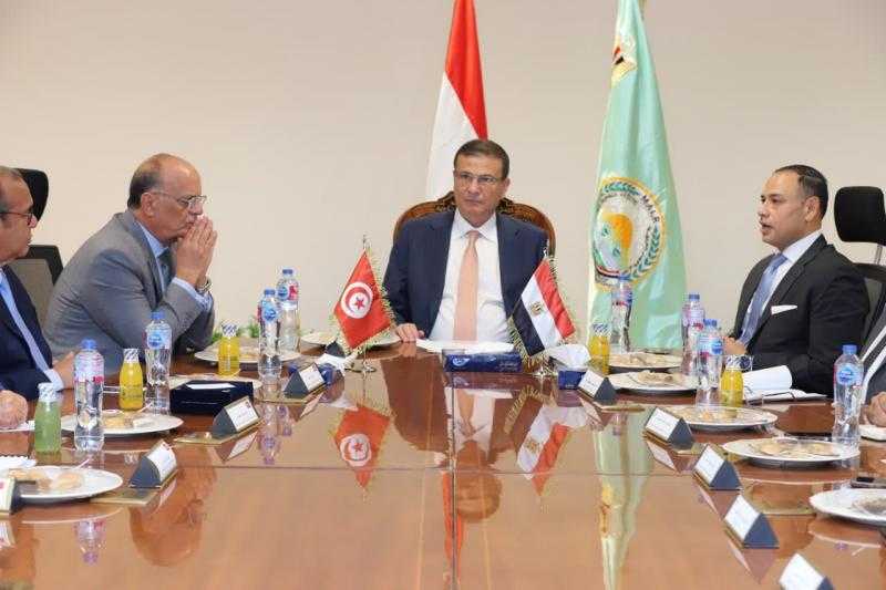 وزير الزراعة يبحث مع وفد تونسي تعزيز الاستثمارات الزراعية المشتركة