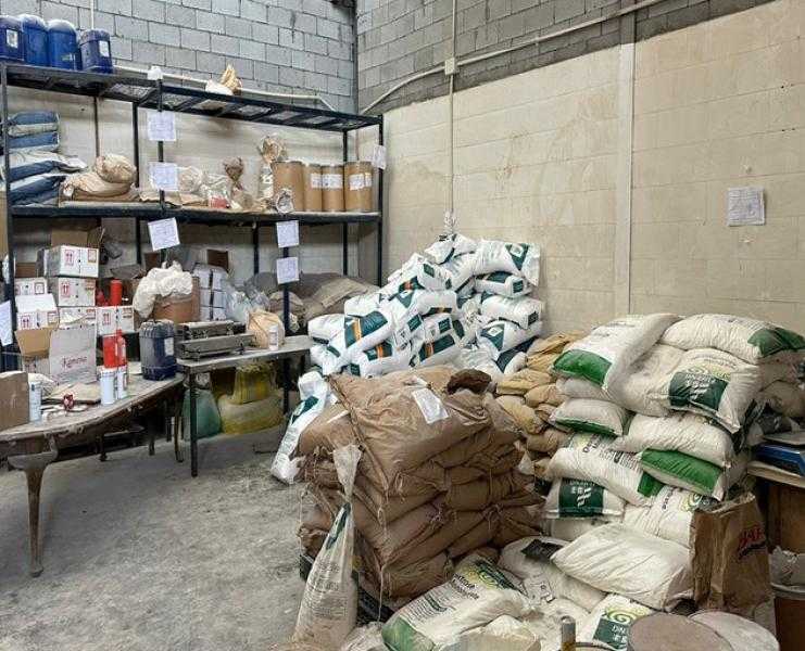 ”الداخلية” تضبط مصنعًا غير مرخص لتعبئة المكملات الغذائية