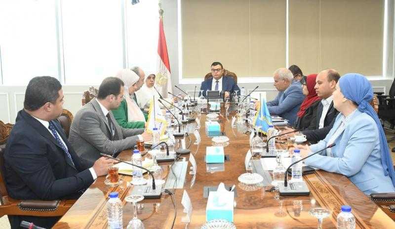 وزير الإسكان يتابع الاشتراطات بالإعلانات على الطرق العامة