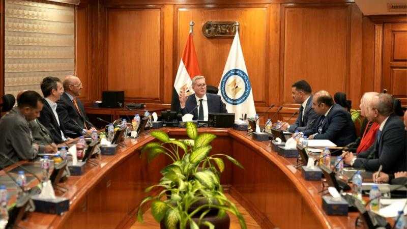 وزير البترول يبحث مع شركة إسبانية التعاون بمجال المسح الجيوفيزيائي للإمكانات التعدينية