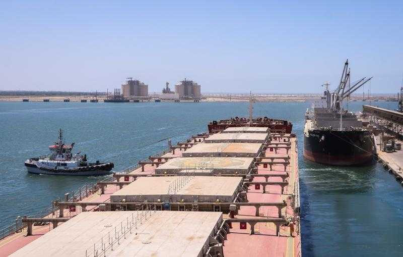 تضم سكر وذرة وحديد.. ميناء دمياط يستقبل 63529 طنًا من البضائع