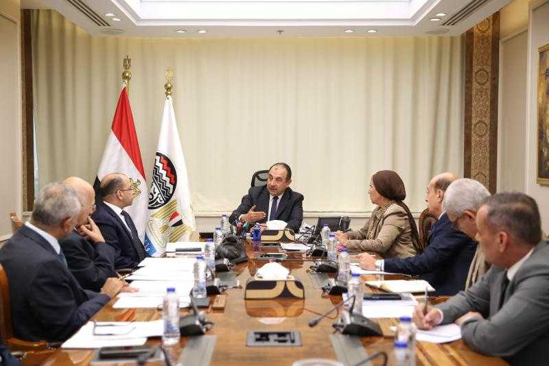 ”شيمي” يتابع تنفيذ آلاف الوحدات السكنية والتجارية بالإسكندرية وأسوان.. ومشروعات سياحية بالساحل الشمالي والعين السخنة