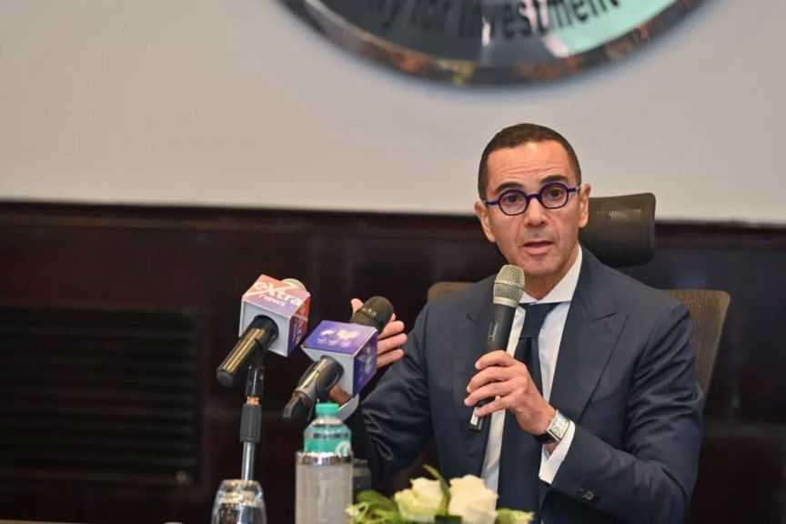 وزير الاستثمار يلتقي مع رؤساء كبرى شركات النسيج والملابس التركية