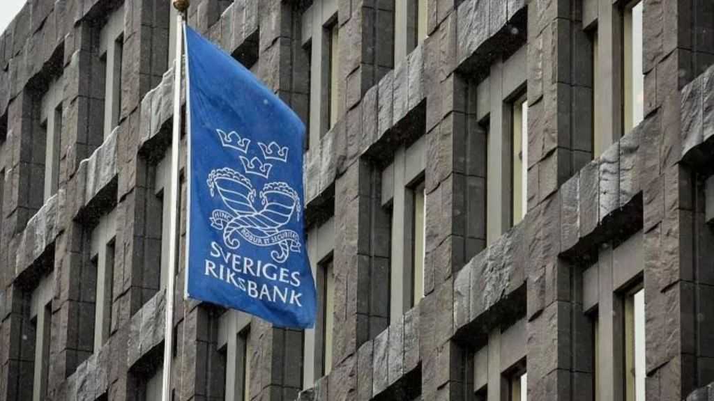 البنك المركزي السويدي يبقي الفائدة عند 1.75% ويشير إلى رفعها قريبًا