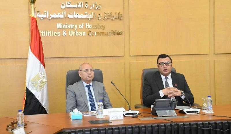 وزير الإسكان ومحافظ القاهرة يبحثان المشروعات التنموية وآلية التعامل مع العقارات الآيلة للسقوط