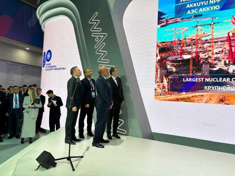 وزير الكهرباء يشهد مراسم نقل وعاء ضغط المفاعل للوحدة النووية الأولى إلى موقع الضبعة