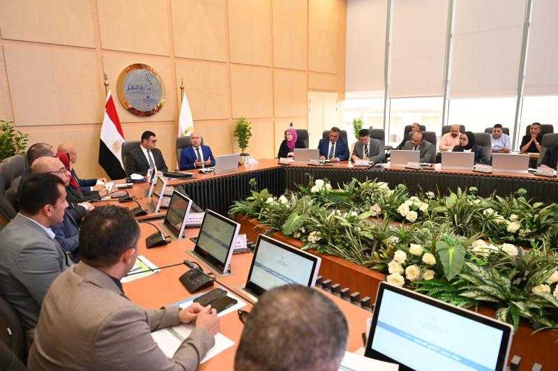 وزيرا الصناعة والإسكان يبحثان موقف ترفيق المناطق الصناعية بـ5 مدن جديدة