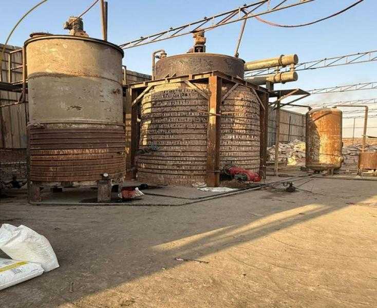 ضبط مصنع لتدوير زيوت محركات السيارات المستعملة بالجيزة