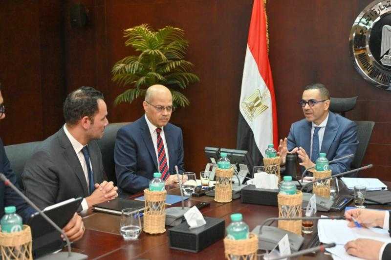 وزير الاستثمار يتابع تطورات تنفيذ برنامج رد أعباء الصادرات الجديد