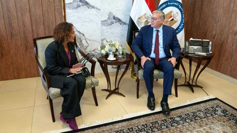 وزير البترول يناقش مع ”فالكو” الأمريكية خطط استخدام الطاقة المتجددة في حقولها بمصر