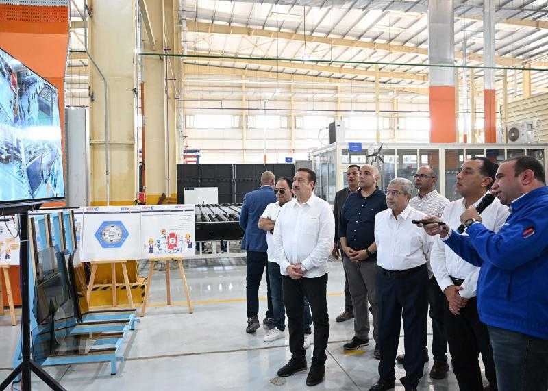 باستثمارات 25 مليون دولار.. رئيس الوزراء يتفقد مصنع الزجاج الهندسي الخاص بمجموعة العربي