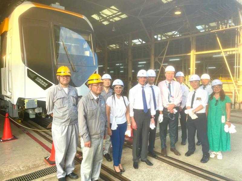 السفير المصري في اليابان يتفقد مراحل تصنيع عربات مترو الأنفاق