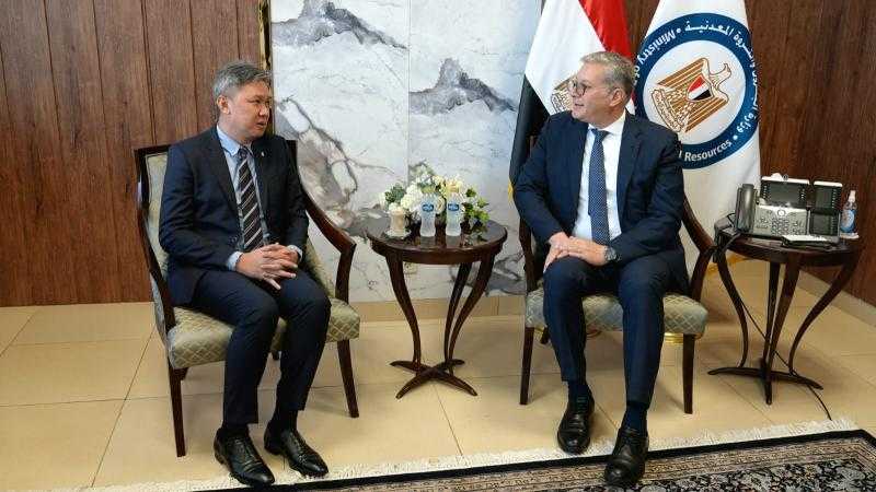 وزير البترول يبحث مع ”بتروناس” الماليزية تعظيم الاستفادة من البنية التحتية لقطاع الغاز