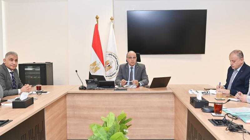 وزير الري يتابع تطوير منظومة تطهيرات المجاري المائية من الحشائش والمخلفات