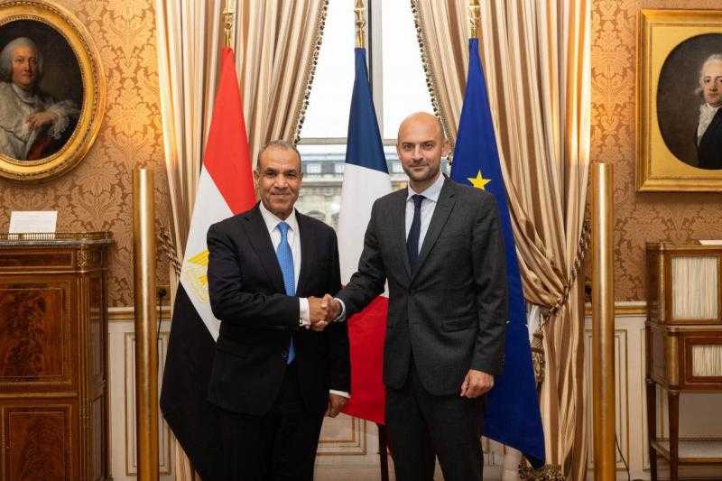 وزير الخارجية يتطلع إلى زيادة حجم التبادل التجاري وجذب المزيد من الاستثمارات الفرنسية