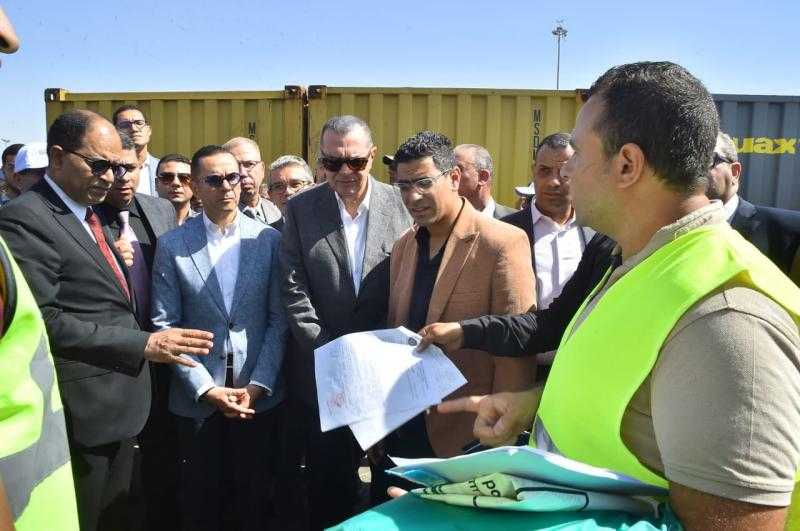 وزير الاستثمار يتفقد ميناء السخنة لمتابعة تطوير منظومة الإفراج الجمركي عن البضائع