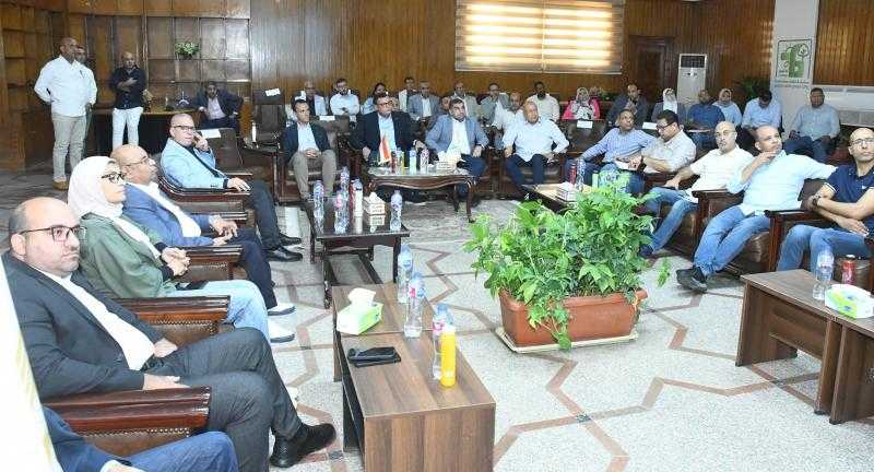 وزير الإسكان يتابع تطوير الطرق والمشروعات السكنية ومنظومة المياه بمدن غرب القاهرة