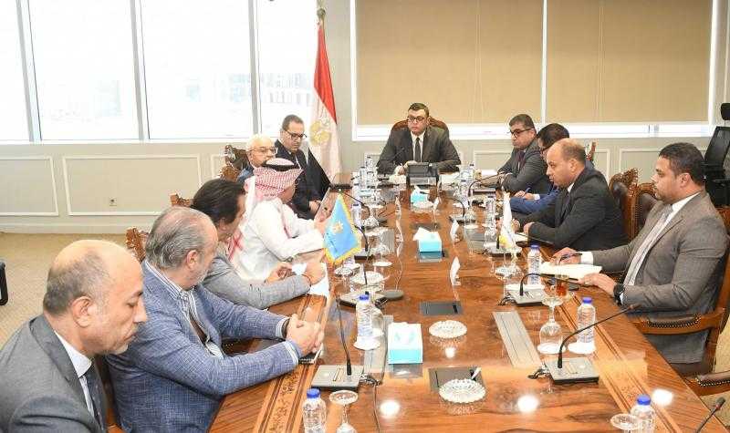 وزير الإسكان يبحث مع ”العربية للسياحة” الاستثمار الفندقي بعدد من المدن الجديدة