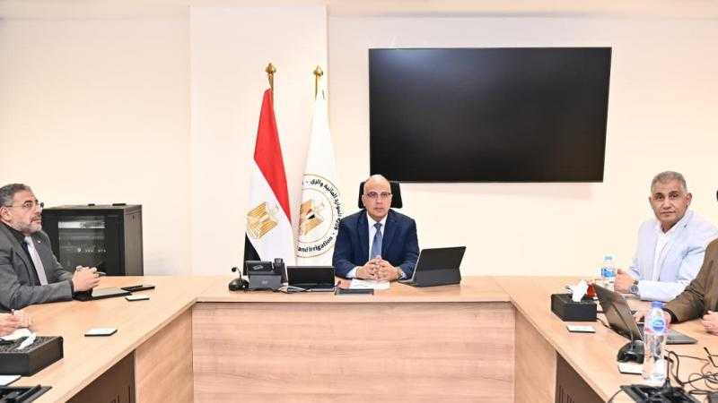 وزير الري يتابع جهود إزالة التعديات على مجرى النيل وأراضي طرح النهر