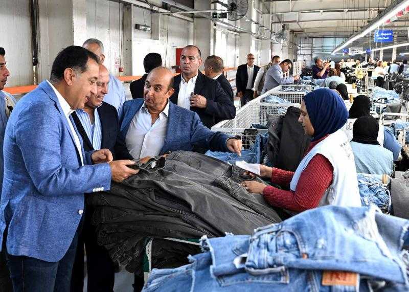 يصدر لـ50 دولة.. رئيس الوزراء يتفقد مصنع ”تي آند سي” للملابس الجاهزة بالعبور