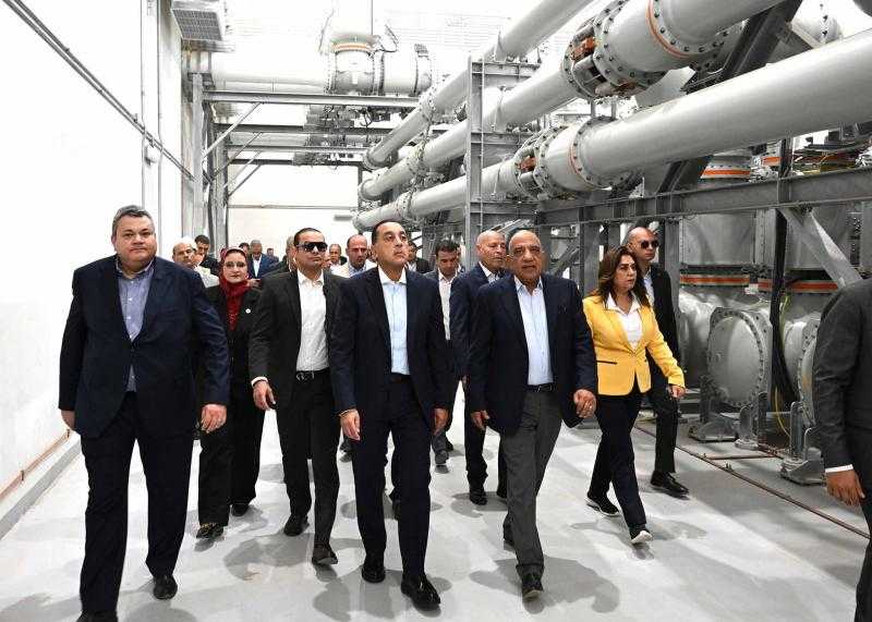 رئيس الوزراء يتفقد مراحل الاختبار والتشغيل التجريبي لمحطة الربط الكهربائي مع السعودية بمدينة بدر| صور