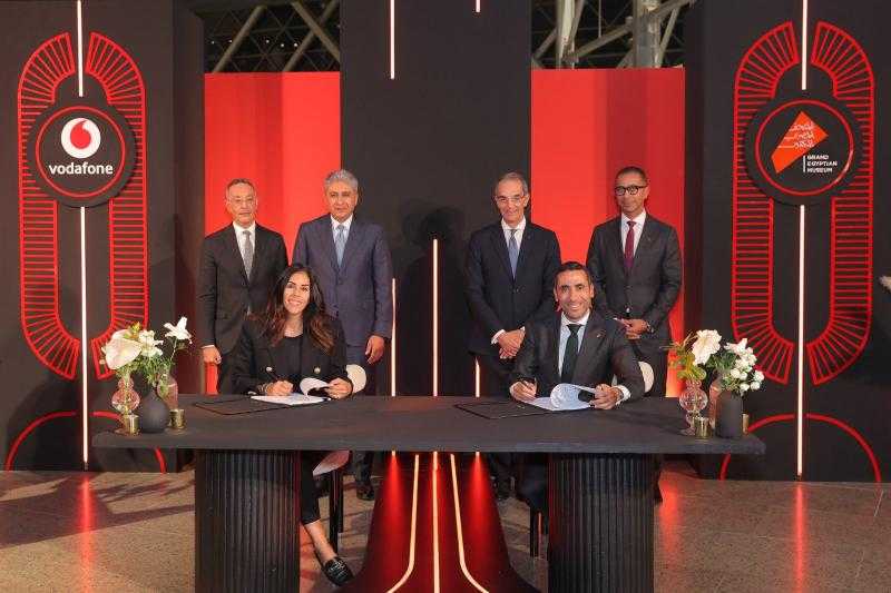 توقيع اتفاقية شراكة استراتيجية بين مشغل خدمات المتحف المصري الكبير و”فودافون”| صور