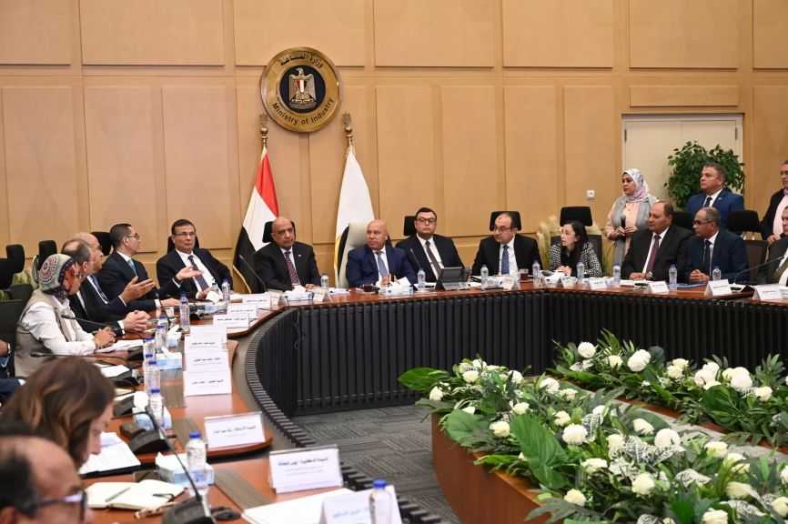 وزير الصناعة يُوجه بدراسة إجراء تعديل تشريعي يتعلق باستخراج تراخيص البناء لمزارع الدواجن