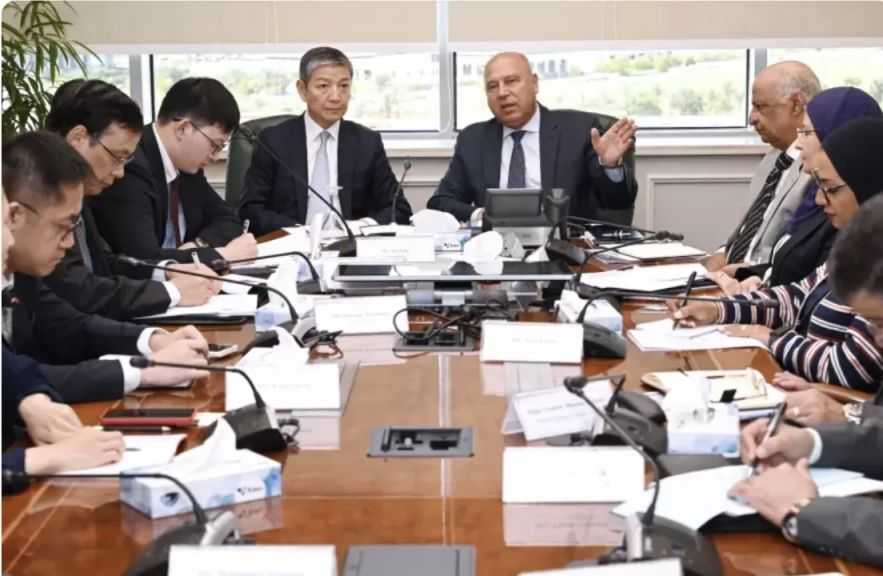 وزير الصناعة يبحث مع السفير الصيني تعزيز الاستثمارات المستقبلية