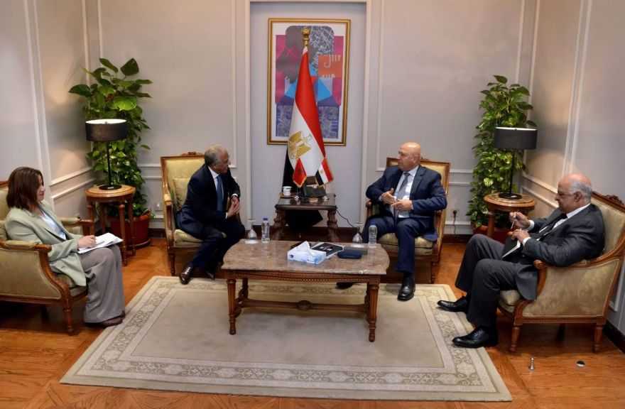 وزير الصناعة يُناقش مع السفير المغربي تعزيز التعاون الصناعي والاستثماري