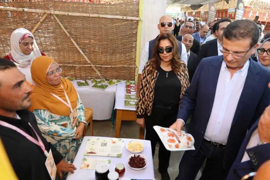 وزيرا الزراعة والتنمية المحلية يفتتحان معرض الوادي الجديد الزراعي| صور