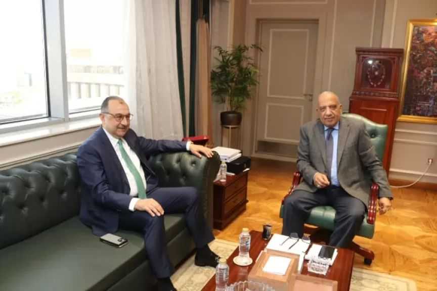 وزيرا الكهرباء وقطاع الأعمال العام يبحثان التوسع باستخدامات الطاقات المتجددة في الصناعات كثيفة الاستهلاك