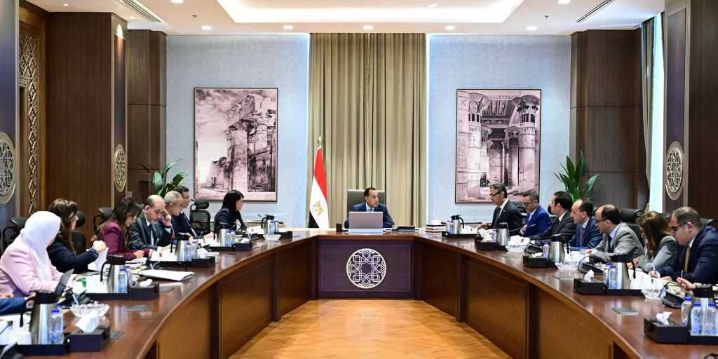 رئيس الوزراء يتابع إجراءات توفير السلع الاستراتيجية لضبط الأسواق