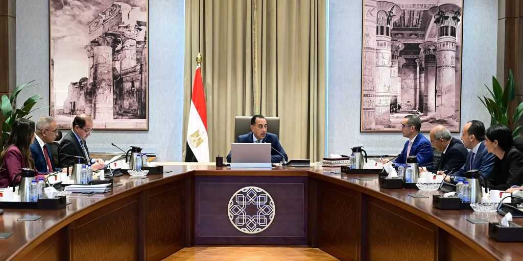 رئيس الوزراء يبحث الفرص الاستثمارية المقرر طرحها.. وملفات التعاون مع الدول العربية