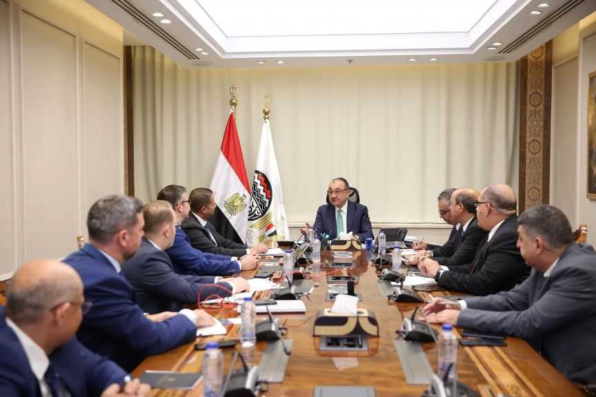 وزير قطاع الأعمال العام يبحث مع ”سمينس” التعاون بمجالات الأسمدة والألومنيوم والطاقة