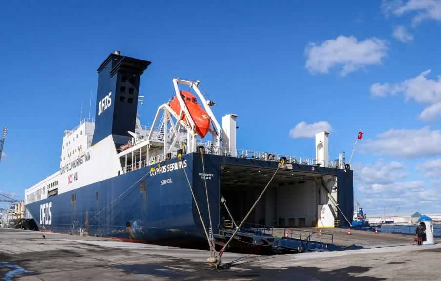 تضم قمح وزيت وسكر.. ميناء دمياط يستقبل 71278 طنًا من البضائع