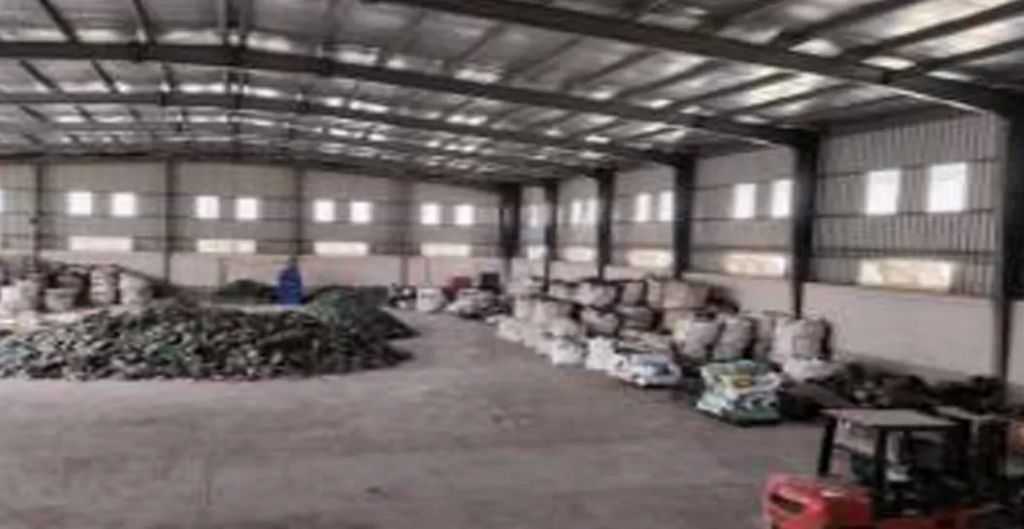 ضبط 325 طنًا من المواد الخام والمنتج النهائي لنفايات إلكترونية وفحم صناعي