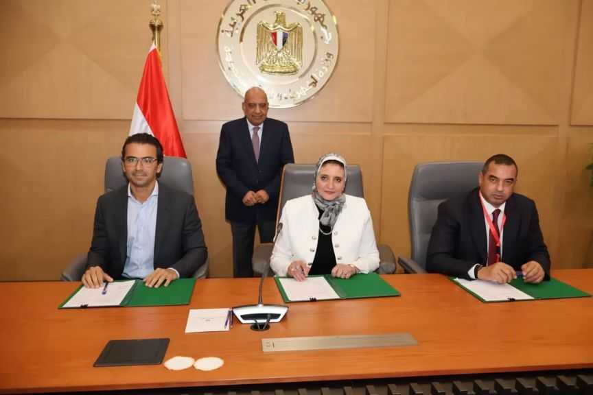 وزير الكهرباء يشهد مراسم توقيع اتفاقيات تنفيذ مشروعين للطاقة الشمسية وبطاريات تخزين