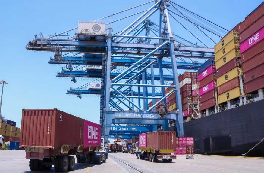 تضم ذرة وسكر وفول.. ميناء دمياط يستقبل 46743 طنًا من البضائع