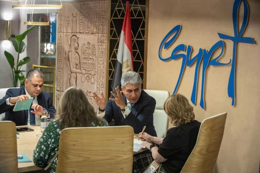 وزير السياحة يُناقش دعم الترويج للمقصد السياحي المصري في السوق البريطاني