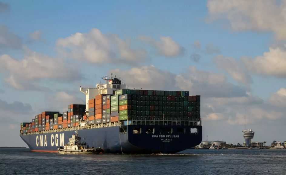 تضم قمح وذرة وحديد.. ميناء دمياط يستقبل 62598 طنًا من البضائع