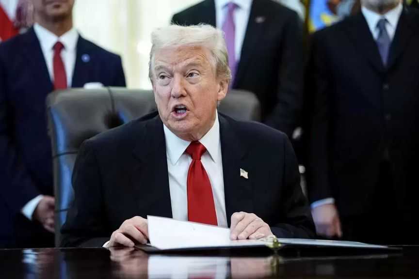 الإدارة الأمريكية تُشدد القيود على تصاريح عمل المهاجرين